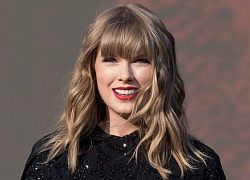 Bình tĩnh như Taylor Swift: Thay vì lo cho ngôi biệt thự bị xe tông nát cửa thì chị đi&#8230; comment dạo lời bài hát cái đã