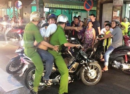 Cà Mau: 4 thanh niên đâm người đi xe máy, cướp điện thoại di động