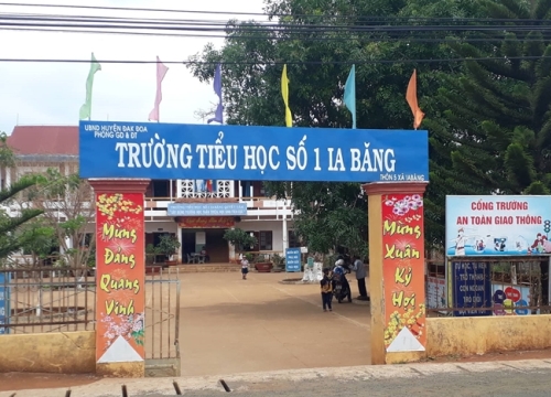 Cho thôi chức vụ Phó Bí thư Đảng ủy xã đánh học sinh