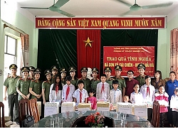 Công an Quảng Ninh tặng quà cho học sinh nghèo xã đảo Cái Chiên