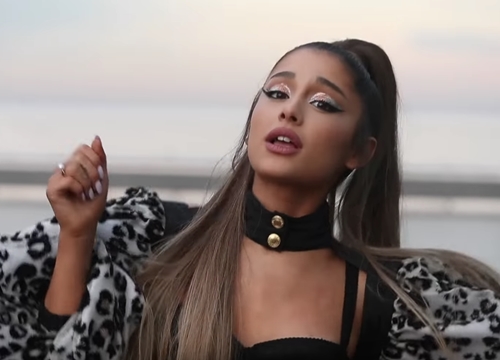 Fan xôn xao nghi vấn Ariana Grande công khai yêu con gái trong MV vừa ra mắt, sự thật là gì?