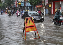 Hà Nội: Cây xanh bật gốc, đường ngập sau trận mưa lớn đầu tiên