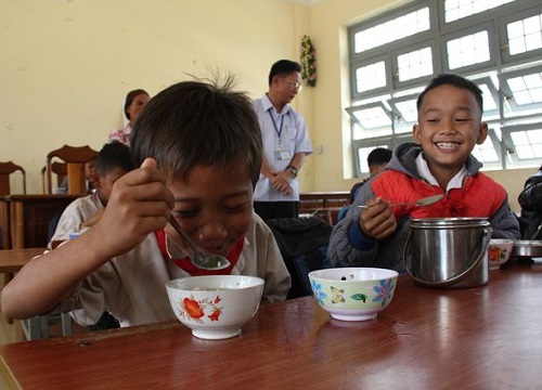 Kon Tum: Thầy cô vùng cao góp gạo, nấu cơm ngay tại trường cho học sinh nhà xa