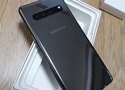 Mở hộp chiếc Galaxy S10 5G đầu tiên, màn hình 6,7 inch siêu lớn, 6 camera và củ sạc USB-C 25W