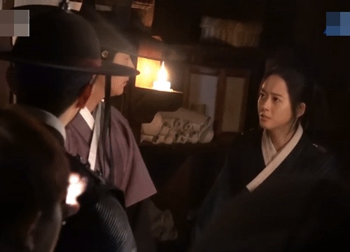 Muốn xoa đầu nhưng sợ rối tóc Go Ara, Jung Il Woo "e thẹn" bên bạn diễn ở hậu trường "Haechi"