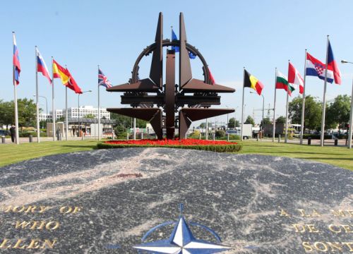 NATO ném đá giấu tay phía sau Ukraine