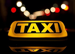 Thanh Hóa: 4 nam thanh nữ tú bắt xe từ HN về Thanh Hóa quỵt tiền không thành quay ra ném vỡ kính xe taxi