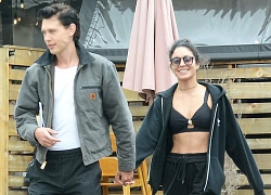 Vanessa Hudgens hẹn hò đầy hạnh phúc trên phố, nhưng anh chàng người yêu đẹp trai siêu cấp của cô mới là tâm điểm