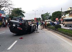 Xế hộp bất ngờ lật ngửa, QL1 qua Nghệ An ùn tắc gần 1 km