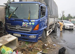 Xe tải mất lái tông sập sạp hàng ven đường, một phụ nữ chết thảm