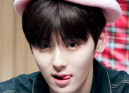 Bị đồng đội bóc phốt "soi gương 50 lần/ ngày", Minhyun (NU'EST) có cách đáp trả không thể... "sến" hơn!