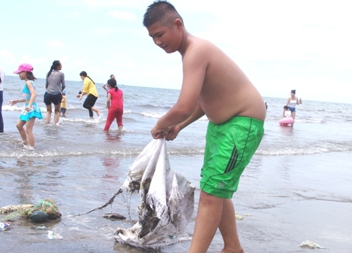 Chưa hết lễ, biển Cần Giờ đã ngập rác