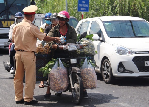 CSGT Cần Thơ phát nước suối, khăn lạnh miễn phí cho người dân