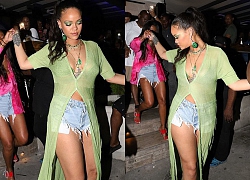 Rihanna gợi cảm với trang phục mát mẻ