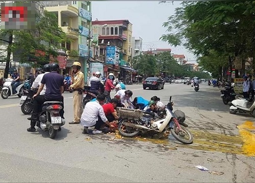 Cả cơ nghiệp có một xe trứng, mấy đứa học sinh dàn hàng lạng lách mà... vỡ hết cả rồi!