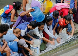 Cảnh vật lộn vét nước, mót đồ ăn ở Venezuela