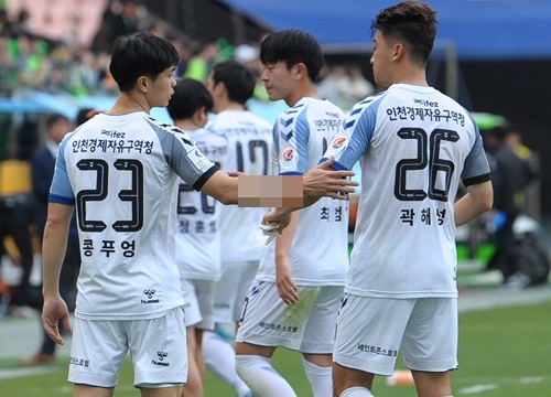 Công Phượng có hành động đẹp với đồng đội trong ngày Incheon United thua trận