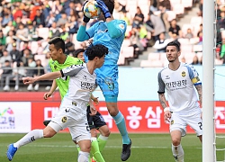 Fan Việt Nam phàn nàn vì Công Phượng phải "một mình cân team" ở Incheon United