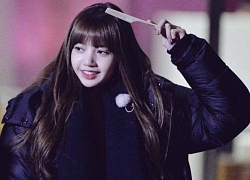 Kè kè cái lược bên mình bất cứ đâu, Lisa (Black Pink) gây sốt Weibo vì siêu cấp dễ thương