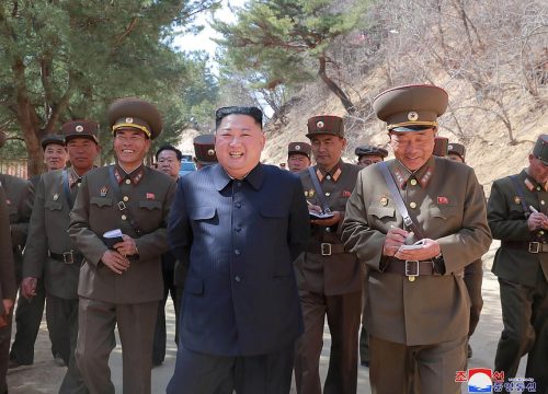 Kim Jong Un cười rạng rỡ khi đi thị sát resort ven biển