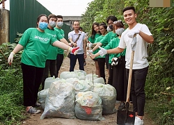 Sau giờ tập bóng, Quang Hải xắn tay tham gia "thử thách dọn rác" và cái kết mãn nguyện