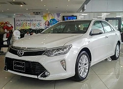 Toyota Camry rớt giá mạnh dọn đường cho thế hệ mới