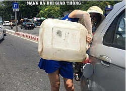 Giữa trưa nắng gắt, người phụ nữ tranh thủ dừng xe, tự đổ xăng gây ách tắc