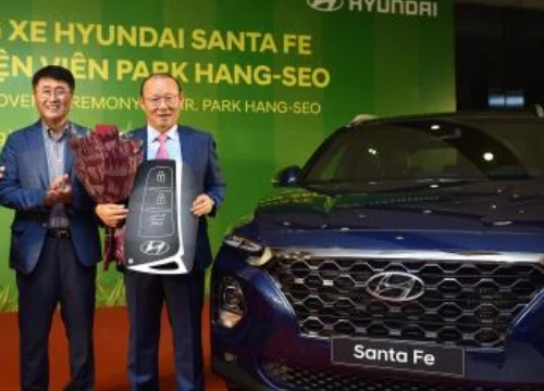 Tập đoàn Thành Công và Hyundai tặng xe Santa Fe cho ông Park Hang Seo