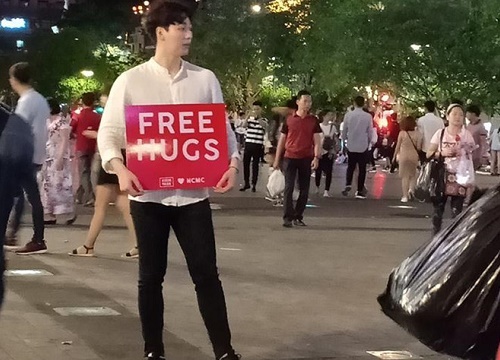 Trai đẹp giơ bảng 'Free Hugs' ở phố đi bộ: 'Cả tối không ai ôm anh ấy'