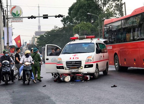 Vụ xe cứu thương vượt đèn đỏ tông xe máy: Người chồng tử vong