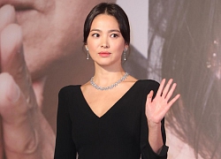 Lộng lẫy nhưng vừa dừ vừa tăng cân tại sự kiện hiếm hoi, Song Hye Kyo còn gây thất vọng vì nhẫn cưới "mất hút"