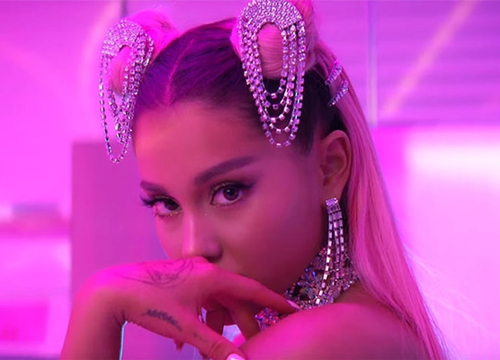 Quên mic, chồng ghế đổ vào người, fan trộm nhẫn: 1001 tình huống bi hài từ 'Sweetener Tour' của Ariana Grande