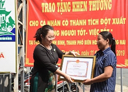 Tặng bằng khen cho người phụ nữ bán vé số trả lại tiền nhặt được