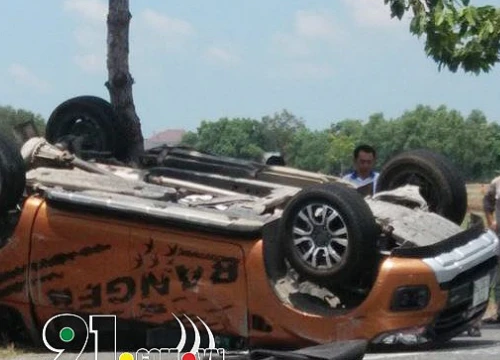 Bà Rịa - Vũng Tàu: Va chạm với sedan 4 chỗ, xe bán tải Ford Ranger lật ngửa