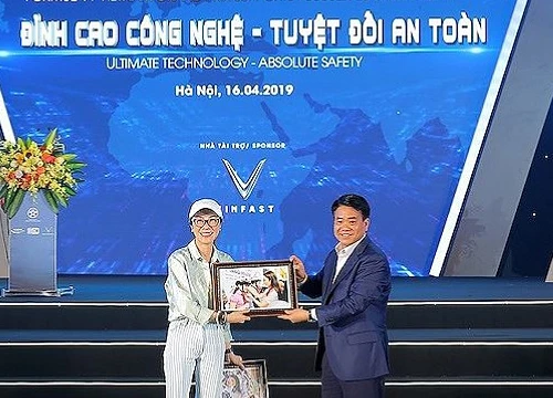 Công ty tổ chức F1 tại Việt Nam tặng 10.000 mũ bảo hiểm cho học sinh, sinh viên