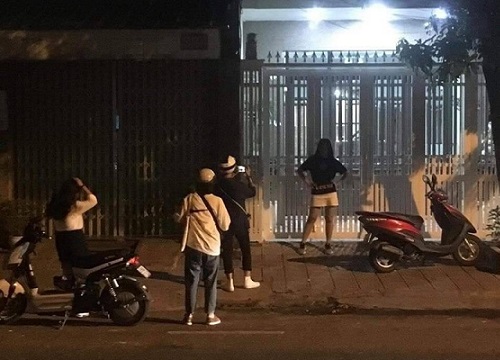 Dân mạng lập bàn thờ, viết bảng gọihồn ông Linh "nựng" bé gái trong thang máy!