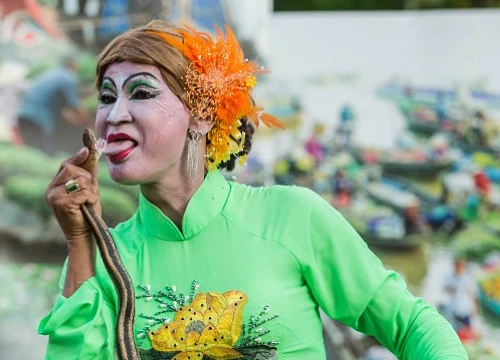 'Festival nghệ thuật dân gian' ấn tượng với nghệ nhân múa bóng rỗi thể hiện tài nuốt rắn