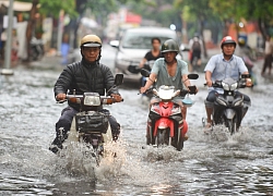 Người Sài Gòn ngã nhào trong mưa ngập đầu mùa