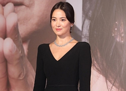 Song Hye Kyo nắm tay tài tử khác ngọt ngào thế này, Song Joong Ki ở nhà có ghen tị?