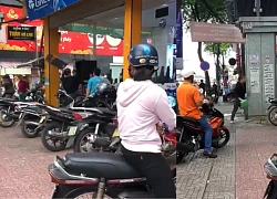 Thấy đánh nhau, thanh niên móc điện thoại ra quay và bị hội đồng sấp mặt: "Sao các anh đánh em, thằng đánh anh nó chạy rồi mà"