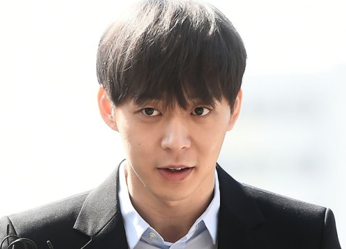 Yoochun chính thức trình diện cảnh sát trước cáo buộc sử dụng "chất cấm": Gây sốc vì quá tươi tỉnh, liên tục cười mỉm