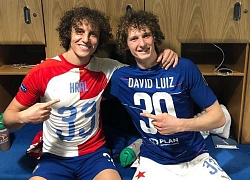 Khoảnh khắc David Luiz chạm mặt bản sao khiến CĐV thích thú