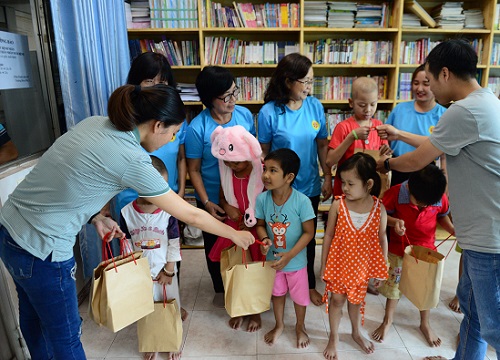 Lớp học của những đứa trẻ đầu trọc đeo ống ven: Trò cười tươi, cô rơi lệ