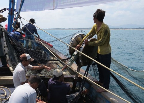 Ngư phủ đâm bạn chết vì bị chê thả lưới chậm