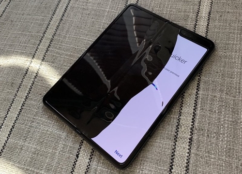 Nhiều reviewer nước ngoài làm hỏng Galaxy Fold, lý do là gì?