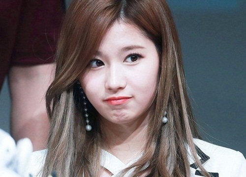 Sana hay Tzuyu (Twice)? Đây là câu hỏi khó nhất trong những ngày qua khiến netizen Hàn "phát điên"