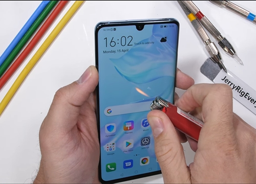 Xót xa trước màn tra tấn Huawei P30 Pro bằng dao, hơ lửa và bẻ cong không thương tiếc