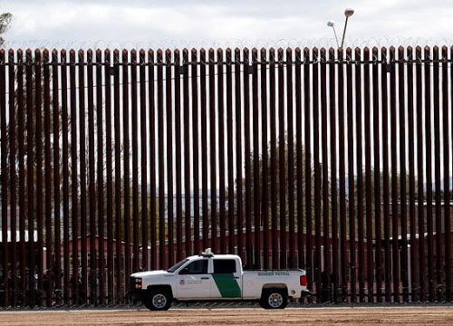 2 nhân viên biên phòng Mỹ bị lính Mexico tước vũ khí ngay trên đất Mỹ