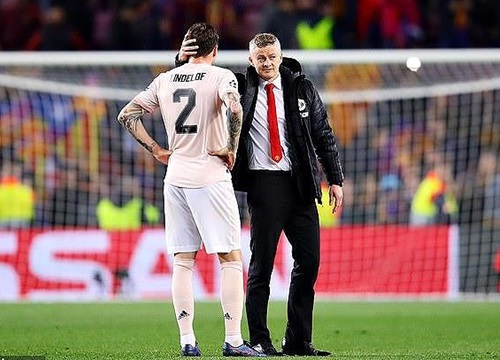 CĐV MU hát vang tên Solskjaer trong ngày MU đại bại