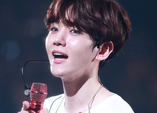 Fanboy tỏ tình ngay giữa concert và đây là phản ứng đáng yêu của Baekhyun (EXO)